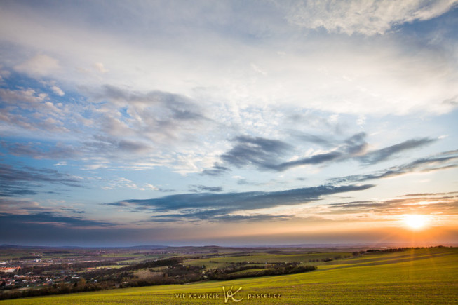 A hilltop sunset. Add dramatic clouds and you’ve got yourself the kind of picture everyone loves, except that... here there’s nothing really eye-catching. Canon 5D Mark II, EF Canon 16–35 mm F2.8 II USM, 1/100 s, F9.0, ISO 100, focus 20 mm. Photo: Vít Kovalčík