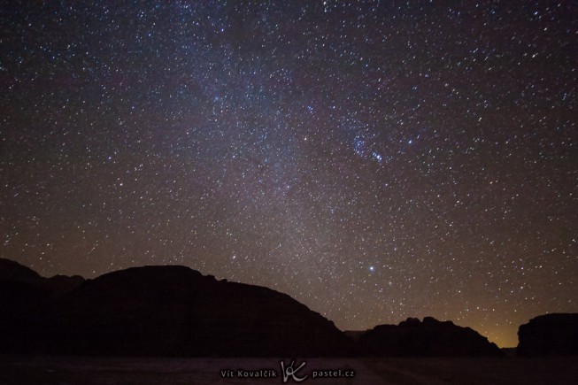 A late-night sky. Canon 40D, Canon EF-S 10-22/3.5-4.5, 56 s, F3.5, ISO 3200, focus 10 mm