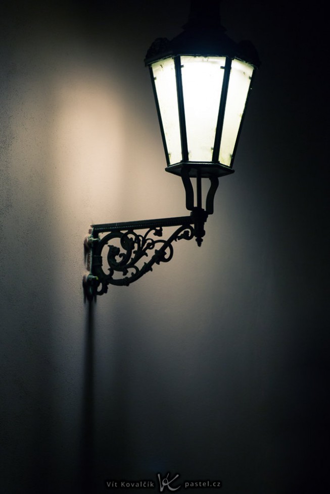 A lamp photographed with a telephoto lens, aided by an in-lens stabilizer. Canon 5D Mark III, Canon EF 70-200/2.8 IS II, 1/60 s, F2.8, ISO 800, focus 200 mm