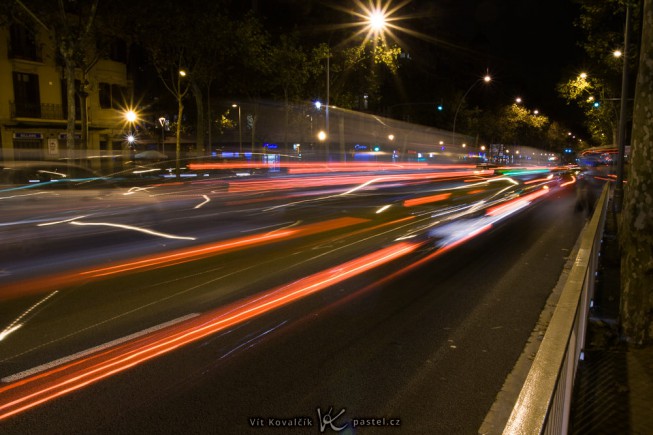 Taillights in motion. Canon 350D, Sigma 18-50/2.8 EX DC, 4.0 s, F16, ISO 100, focus 18 mm
