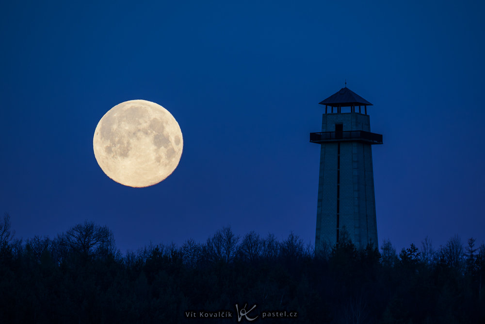 How to photograph the Moon – landscape photography
